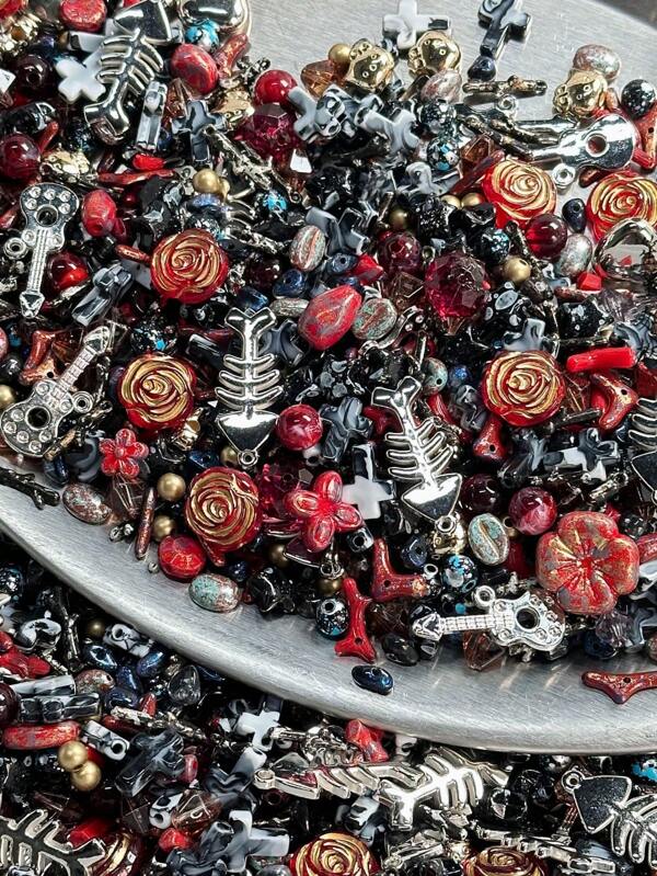 30g Cuentas acrílicas vintage barrocas de color negro y rojo, estilo vintage con agujeros para manualidades de joyería y pulseras, cuentas de colores aleatorios de 8-30mm, ideal para hacer pulseras, aretes y manualidades con diseños de mariposa, corazón y flor.