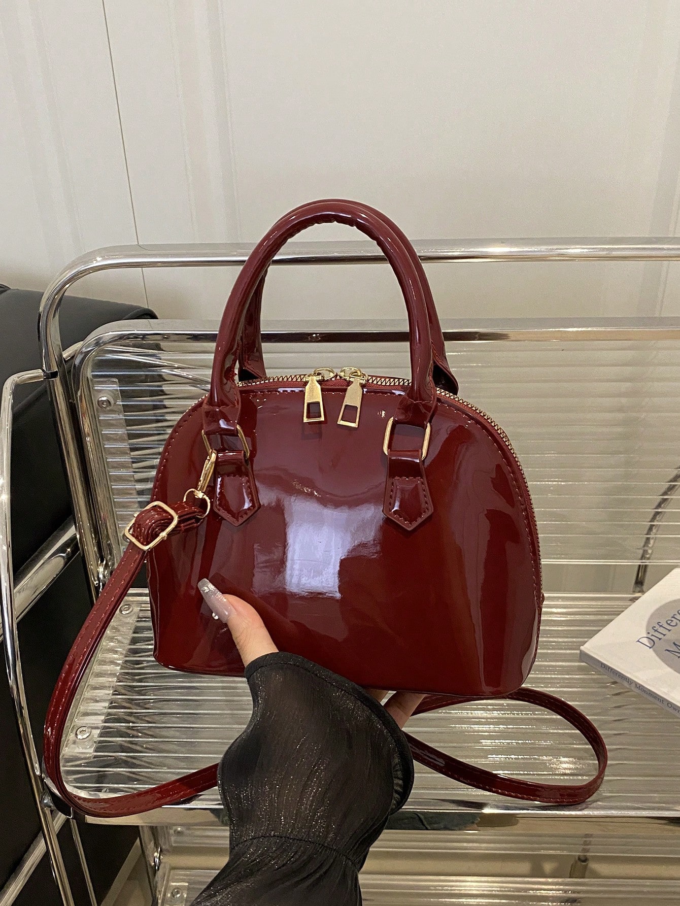 حقيبة يد نسائية كروس بطبقة لامعة وملمس أملس – حقيب...