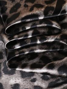 1条90厘米女士缎面方巾，优雅时尚的豹纹图案，适合休闲和街头穿搭，可用作围巾、发饰或头巾。
