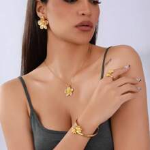 4pcs Flower Jewelry Set, Vintage Golden Flower Pendant Necklace, Bracelet, Ring, Earrings, Luxurious