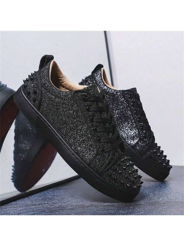 Chaussures décontractées pour hommes au style punk, avec bout rond, respirantes et de haute qualité. Chaussures  durables avec semelle rouge antidérapante et décoration de rivets. Baskets polyvalentes avec clous convenant aux adolescents, aux fêtes, aux activités de plein air et aux voyages