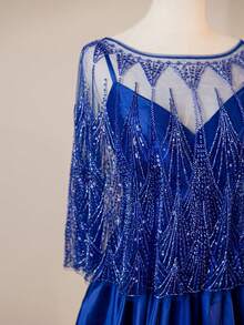 细肩带 A 字形正式晚礼服，搭配串珠亮片网眼披肩