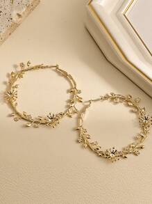 Boucles d'oreilles créoles exagérées pour femmes. Boucles d'oreilles cercle or de grande taille avec motifs feuille et fleur. Bijoux vintage pour femmes, cadeau