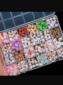 Sanrio Caja de 24 cuadrículas con 240 piezas de dijes de uñas con diseños de Hello Kitty de la serie de verano de fresas, 12 estilos de dijes de Hello Kitty y gatos, kit de arte de uñas DIY con mini rhinestones planos