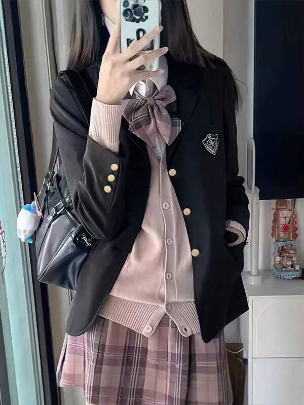 Nowa odzież damska na wiosnę i jesień | Oryginalna czarna marynarka JK Uniform, formalna marynarka w stylu uniwersyteckim z wyciętymi klapami. Zapinana na trzy guziki i ozdobiona eleganckimi naszywkami, emanuje aurą "bohaterki kampusu". Dzięki regularnemu krojowi na ramionach, jest uniwersalna, zarówno w stylizacjach casualowych, jak i awangardowych, idealna na kampus, dojazdy do pracy, wyjścia, sesje zdjęciowe i randki. Może również służyć jako odzież uliczna lub festiwalowa. (Naszywki są rozmieszczane losowo).