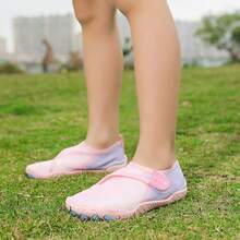 男孩和女孩速干水鞋 - 条纹和随机图案，可调节扣，低帮透气面料鞋面，橡胶鞋底，适合海滩、游泳、徒步旅行、冲浪、瑜伽 - 14 岁及以下