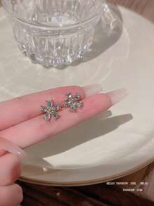 1 par de pendientes de mujer elegantes con forma floral decorados con zirconia