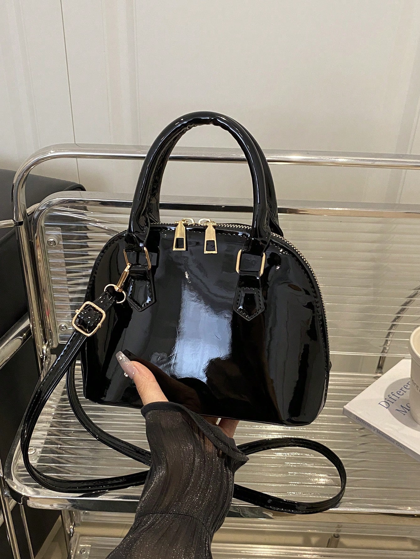 حقيبة يد نسائية كروس بطبقة لامعة وملمس أملس – حقيب...