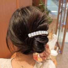 1pc The Sparkling Rhinestone Fixed Spring Clip And Delicate Gold Edge Light Up The Shape, Suitable For All Travel Matches