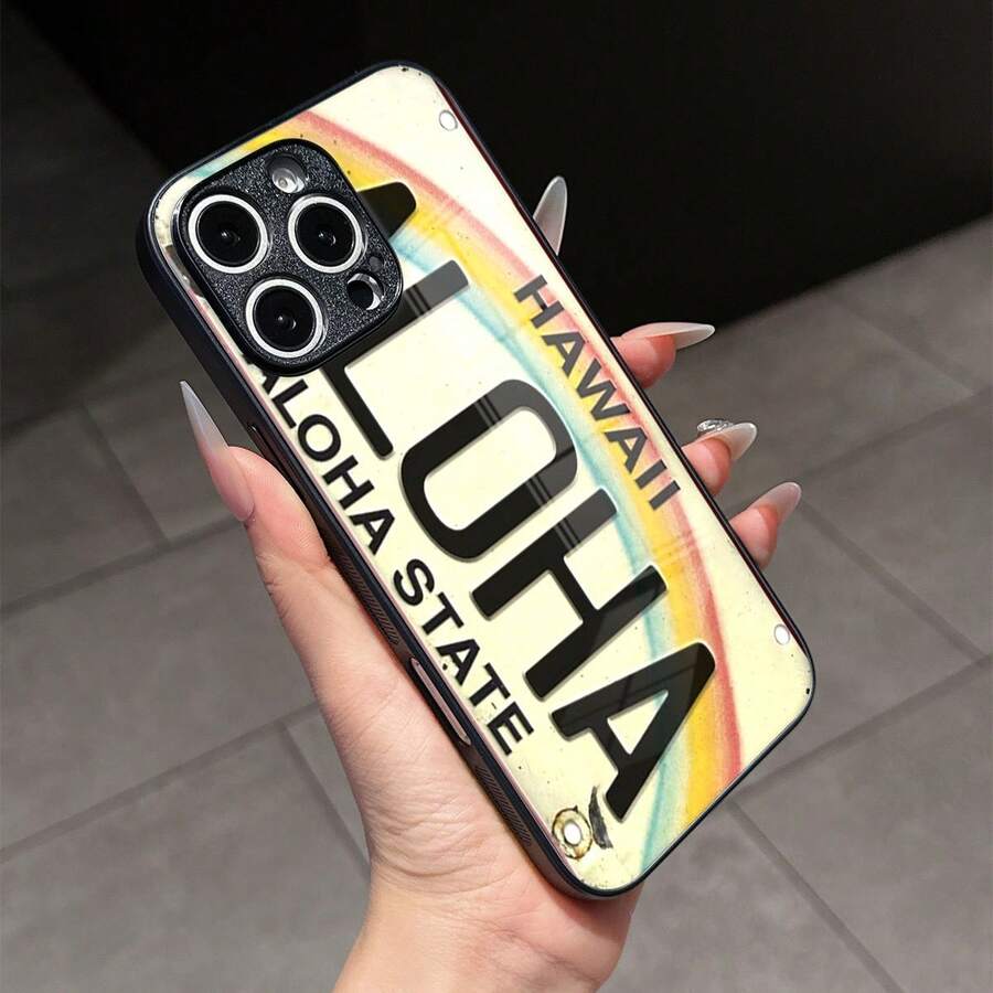 夏威夷车牌图案玻璃手机壳，饰有 Aloha 字样和彩虹点缀，兼容 16、15、14、13、12 和 11 Pro 机型。玻璃材质，防震保护。是送给家人、朋友、孩子、生日、春节、男女朋友以及情人节的绝佳礼物。 - 黑色 - 查看 1
