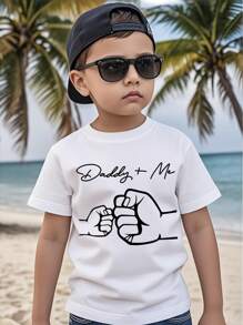 Camisa T Infantil com Vínculo Pai-Filho Apresentando um Padrão de Punho em Forma de Letra na Estampa, Adequado para Uso no Verão no Dia dos Pais