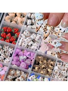 Sanrio Caja de 24 cuadrículas con 240 piezas de dijes de uñas con diseños de Hello Kitty de la serie de verano de fresas, 12 estilos de dijes de Hello Kitty y gatos, kit de arte de uñas DIY con mini rhinestones planos