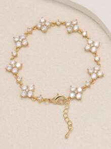 Brazalete minimalista y elegante de acero inoxidable con trébol de cuatro hojas de CZ, adecuado para el uso diario de las mujeres en todas las estaciones