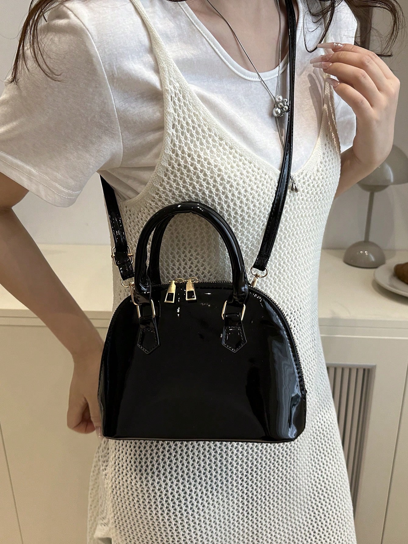 حقيبة يد نسائية كروس بطبقة لامعة وملمس أملس – حقيب...