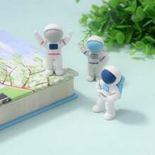 1 Stück kreativer Astronauten-förmiger Radiergummi | Schüler Schreibwaren | Süßes Astronauten-Design um die Fantasie von Kindern anzuregen | Hochwertige Gummimaterialien, leicht auszuradieren | Verbindung von Spaß und Praktikabilität, geeignet für Schüler und Raumfahrtbegeisterte | Geeignet für Schule, Zuhause und Sammlungen von Schreibwaren | Kompakt und tragbar | Fügt Kreativität und Spaß zum Lernen hinzu, verbessert Schreiberlebnis (Farbe/Stil werden zufällig gesendet) Schulmaterial, Rückkehr zur Schule