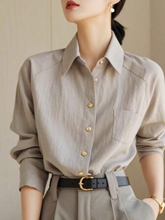 Nueva camisa delgada de manga larga de color gris de alta calidad y estilo minimalista chic, con bolsillo con botón en la parte delantera de unicolor