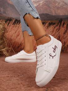 Chaussures de sport personnalisées en forme de cœur, avec nom personnalisé en police pailletée. Cadeau d'anniversaire, cadeau pour les camarades de classe, cadeau familial, cadeau de demoiselle d'honneur, cadeau de mariée, cadeau de vacances, chaussures décontractées pour couple