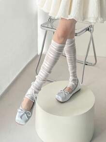 زوج من الجوارب الطويلة حتى الركبة للنساء ذات لون واحد أنيق وحلو مزين بفيونكة رقيقة ، بطراز لولاتا، ضرورية للصيف