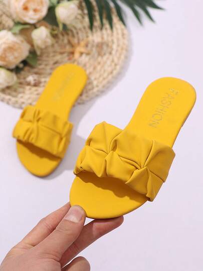 1 par de sandalias planas amarillas para niños pequeños/niños pequeños, con correa ondulada suave de PU, punta redonda, suela blanda antideslizante, diseño deslizante de una sola pieza, zapatillas de interior/exterior de moda y lindas para niñas bebés, primavera/verano 2026