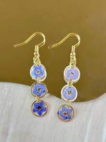 一对优雅的真勿忘我干花耳环，适合女性日常佩戴、度假佩戴和送礼佩戴