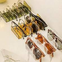 قطعة واحدة من منظم مستحضرات التجميل مع أدراج ومقصورات لظلال العيون الشفافة والمساحيق ومنتجات المكياج الأخرى، رف للحفاظ على مستحضرات التجميل على المكتب، هدية لعيد الحب