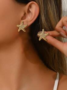 一对时尚、优雅、简约的海星耳钉