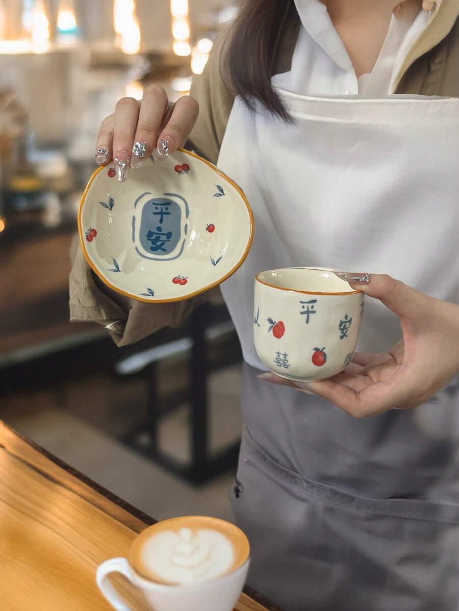 手绘“平安喜乐”陶瓷杯碟套装，釉下彩工艺，咖啡杯碟，早餐杯碟，早餐杯，办公室马克杯，适合日常使用，家庭聚会，派对，圣诞节礼物，节日礼物