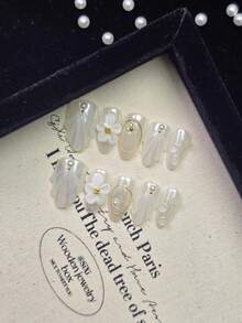 Conjunto de 10 peças de unhas brancas com brilho perolado, pingentes de unhas pintadas à mão, flores peroladas prateadas, unhas postiças, unhas curtas amendoadas, pontas de unhas postiças com cobertura total, itens essenciais para a praia, estilo simples e elegante, unhas postiças artesanais, unhas postiças vestíveis, faça você mesmo diariamente, unhas de verão como presente, adequado para mulheres e meninas, suprimentos para manicure - Multicolorido - Ver 3