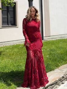 Jeta Ari 白色优雅浪漫柔软 3D 花卉刺绣露背鱼尾紧身连衣裙，适合新年服装的长款女装 - 紅色 - 查看 3