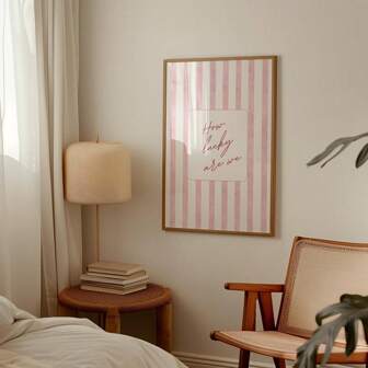 1 pieza Premium "Qué suerte tenemos" Impresión de franjas rosas y cita escrita a mano en rojo Arte digital de moda, decoración de pared de lienzo sin marco para dormitorio/sala de estar/dormitorio/fiesta, regalo perfecto de vacaciones, viajes y graduación, Funkyposters Wall Prints (Decoración moderna, pinturas)