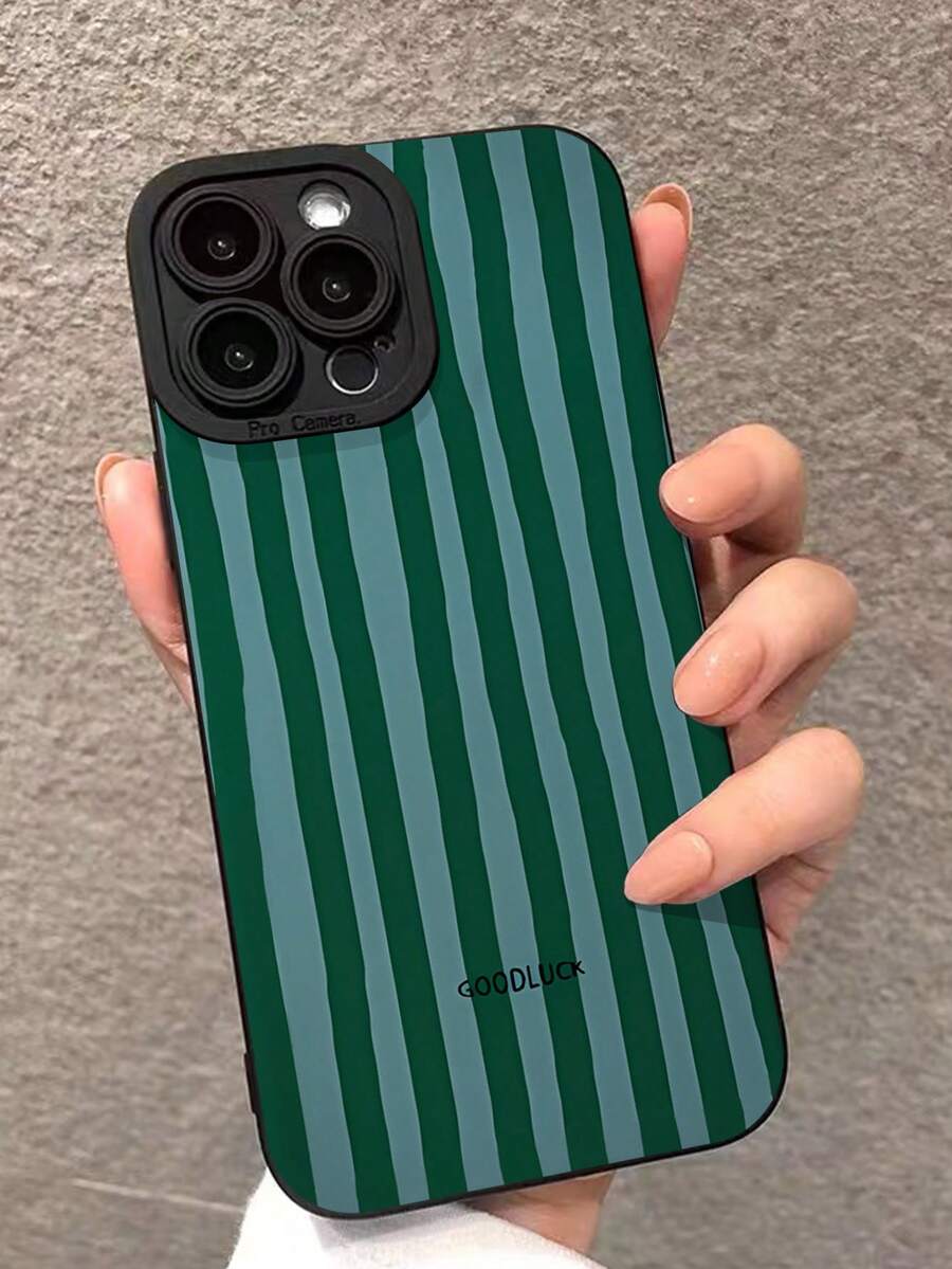 精密穿孔直边绿色条纹喷漆防摔手机壳，兼容 14、 14 Pro、 14 Pro Max、 13、 13 Pro、 13 Pro Max、 11、 11 Pro Max、 12、 12 Pro、 12 Pro Max、 XR、 7/8、 XS、 15、 15 Pro、 15 Pro Max、 16、 16 Pro 等机型。 16 Pro Max 系列防水防震防刮花，国际版，非国内版