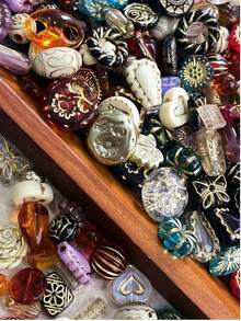 复洛克风格镀金珍珠串珠套装，镀金亚克力珍珠，适合制作珠宝、手链、脚链、耳环、项链、手机壳挂饰、钥匙扣、包包挂饰，是DIY情人节礼物、夏季海滩配饰、返校礼物、新年礼物的理想之选。