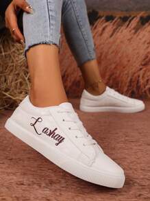 Chaussures de sport personnalisées en forme de cœur, avec nom personnalisé en police pailletée. Cadeau d'anniversaire, cadeau pour les camarades de classe, cadeau familial, cadeau de demoiselle d'honneur, cadeau de mariée, cadeau de vacances, chaussures décontractées pour couple