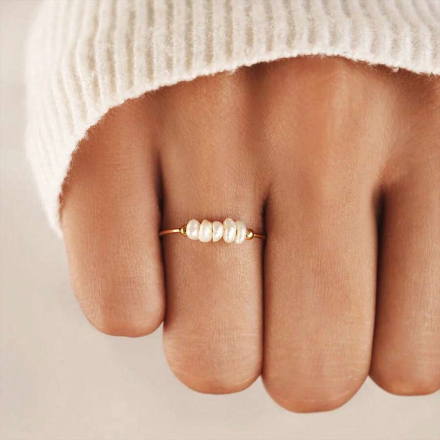 Bagues rondes en acier inoxydable doré de haute qualité avec perles d'eau douce à la mode. Cadeaux de bijoux élégants pour les fêtes. Perles d'eau douce écrasées empilables. Bague en acier inoxydable doré, bijoux pour femmes, décoration