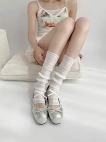 زوج من الجوارب الطويلة حتى الركبة للنساء ذات لون واحد أنيق وحلو مزين بفيونكة رقيقة ، بطراز لولاتا، ضرورية للصيف