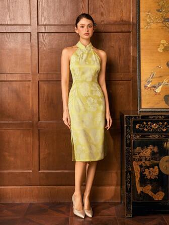 奢华女士旗袍，高领口，无袖廓形，侧开衩细节和珍珠装饰，非常适合婚礼招待会、公司联欢会、红毯活动、国际会议和文化仪式