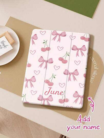 Ayotu 1 st. anpassningsbart iPad-skyddsskal med text och namn, sött körsbärsrosettmönster. Detta skal är kompatibelt med Samsung Tab S7/S8/S9/S9 FE 11-tums, Tab A8 10,5-tums, iPad 10:e generationen (10,2-tums), med inbyggt pennfack, stöttåligt och reptåligt, stöder viloläge/väckningsfunktion, lämpligt för gör-det-själv-surfplatteskyddsskal, kreativt gör-det-själv-telefonskal, perfekt som semester- eller födelsedagspresent till pojkar, flickor och vänner.