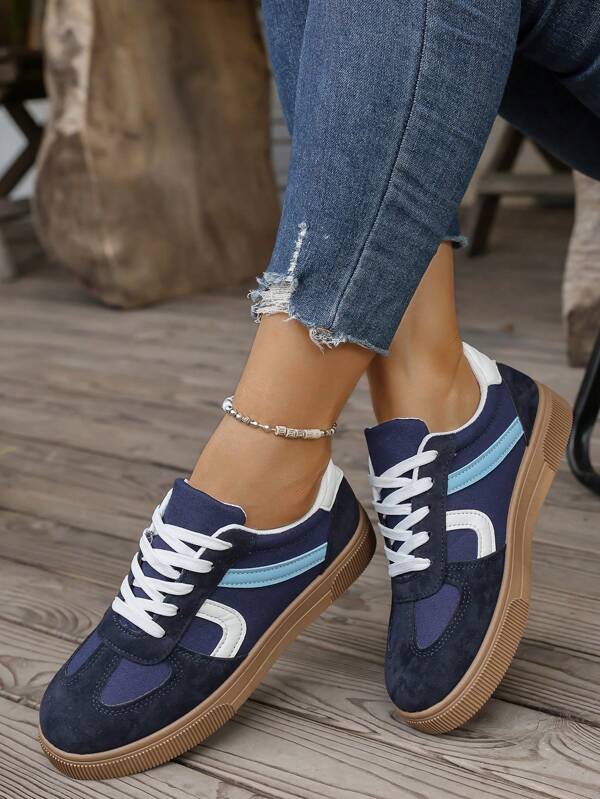 Sapatos casuais femininos de cano baixo, bico redondo, novo estilo, primavera e outono, à prova d'água, antiderrapantes, fáceis de limpar, planos, confortáveis e versáteis, tênis brancos pequenos, esportivos e casuais com blocos de cores, sapatos plataforma estilo retrô e moderno, adequados para todas as estações