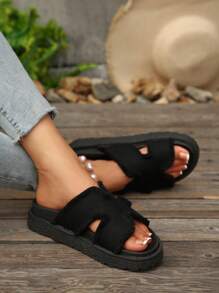 Sandales compensées de style vacances décontractées avec plateforme, à franges noires sur les bords. Simples et à semelle épaisse pour l'extérieur.