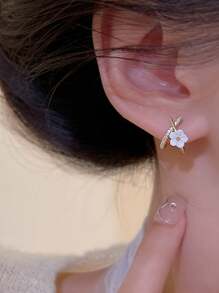 1 Pair Women Elegant Shell Flower Crossed Earrings, Simple And Versatile