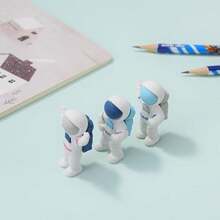 1 Stück kreativer Astronauten-förmiger Radiergummi | Schüler Schreibwaren | Süßes Astronauten-Design um die Fantasie von Kindern anzuregen | Hochwertige Gummimaterialien, leicht auszuradieren | Verbindung von Spaß und Praktikabilität, geeignet für Schüler und Raumfahrtbegeisterte | Geeignet für Schule, Zuhause und Sammlungen von Schreibwaren | Kompakt und tragbar | Fügt Kreativität und Spaß zum Lernen hinzu, verbessert Schreiberlebnis (Farbe/Stil werden zufällig gesendet) Schulmaterial, Rückkehr zur Schule