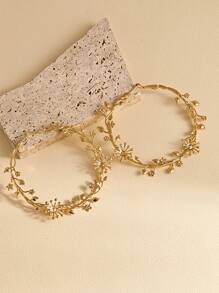 Boucles d'oreilles créoles exagérées pour femmes. Boucles d'oreilles cercle or de grande taille avec motifs feuille et fleur. Bijoux vintage pour femmes, cadeau