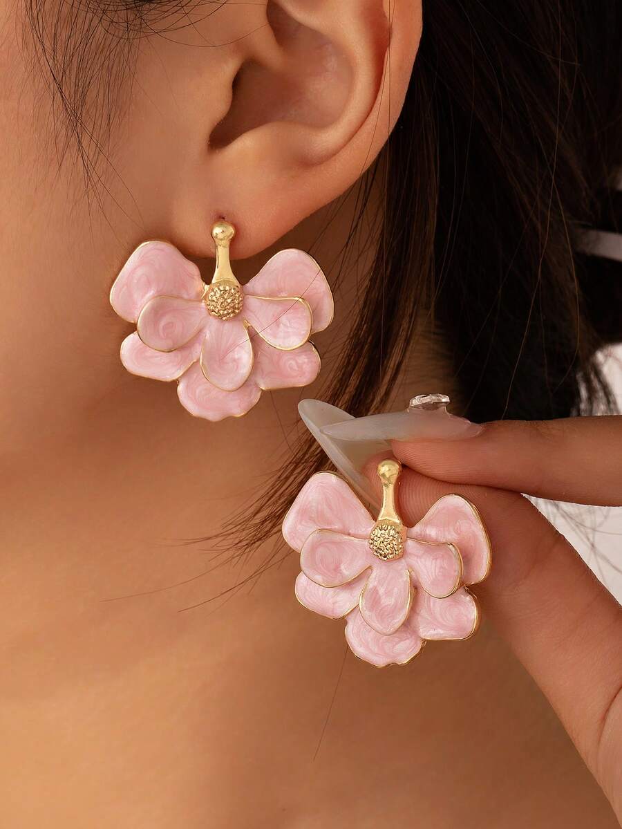 Khuyên tai hình hoa bằng hợp kim kẽm thời trang, phù hợp cho phụ nữ đeo hàng ngày.