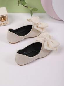 一双时尚成熟的蝴蝶结装饰尖头平底女童鞋，适合3至15岁儿童在宴会、度假、上下班、演出时穿着