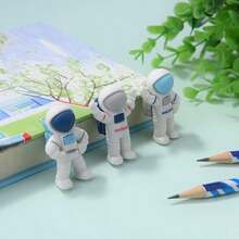 1 Stück kreativer Astronauten-förmiger Radiergummi | Schüler Schreibwaren | Süßes Astronauten-Design um die Fantasie von Kindern anzuregen | Hochwertige Gummimaterialien, leicht auszuradieren | Verbindung von Spaß und Praktikabilität, geeignet für Schüler und Raumfahrtbegeisterte | Geeignet für Schule, Zuhause und Sammlungen von Schreibwaren | Kompakt und tragbar | Fügt Kreativität und Spaß zum Lernen hinzu, verbessert Schreiberlebnis (Farbe/Stil werden zufällig gesendet) Schulmaterial, Rückkehr zur Schule