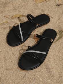 女式黑色凉鞋，饰有水钻装饰和交叉带细节，时尚露趾一脚蹬，适合休闲户外、度假、海滩