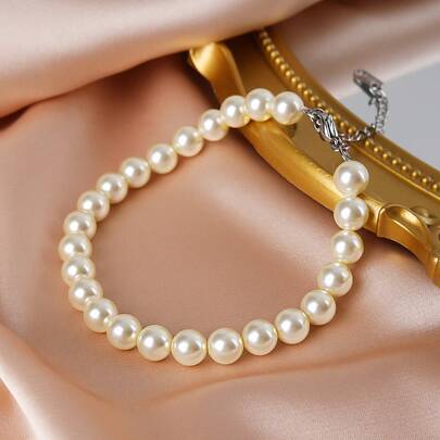 1条时尚优雅的仿珍珠串珠脚链，非常适合女性海滩度假佩戴。