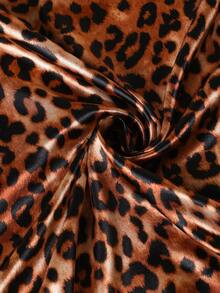 1条90厘米女士缎面方巾，优雅时尚的豹纹图案，适合休闲和街头穿搭，可用作围巾、发饰或头巾。