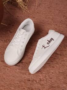 Chaussures de sport personnalisées en forme de cœur, avec nom personnalisé en police pailletée. Cadeau d'anniversaire, cadeau pour les camarades de classe, cadeau familial, cadeau de demoiselle d'honneur, cadeau de mariée, cadeau de vacances, chaussures décontractées pour couple