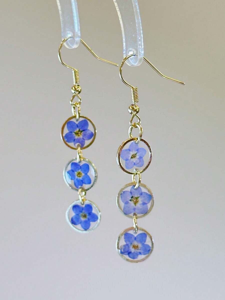 一对优雅的真勿忘我干花耳环，适合女性日常佩戴、度假佩戴和送礼佩戴